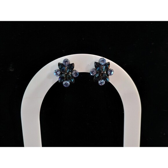 Vintage Rhinestone Screw Back Earrings Blue and Clear Stones Black - Picture 1 of 4